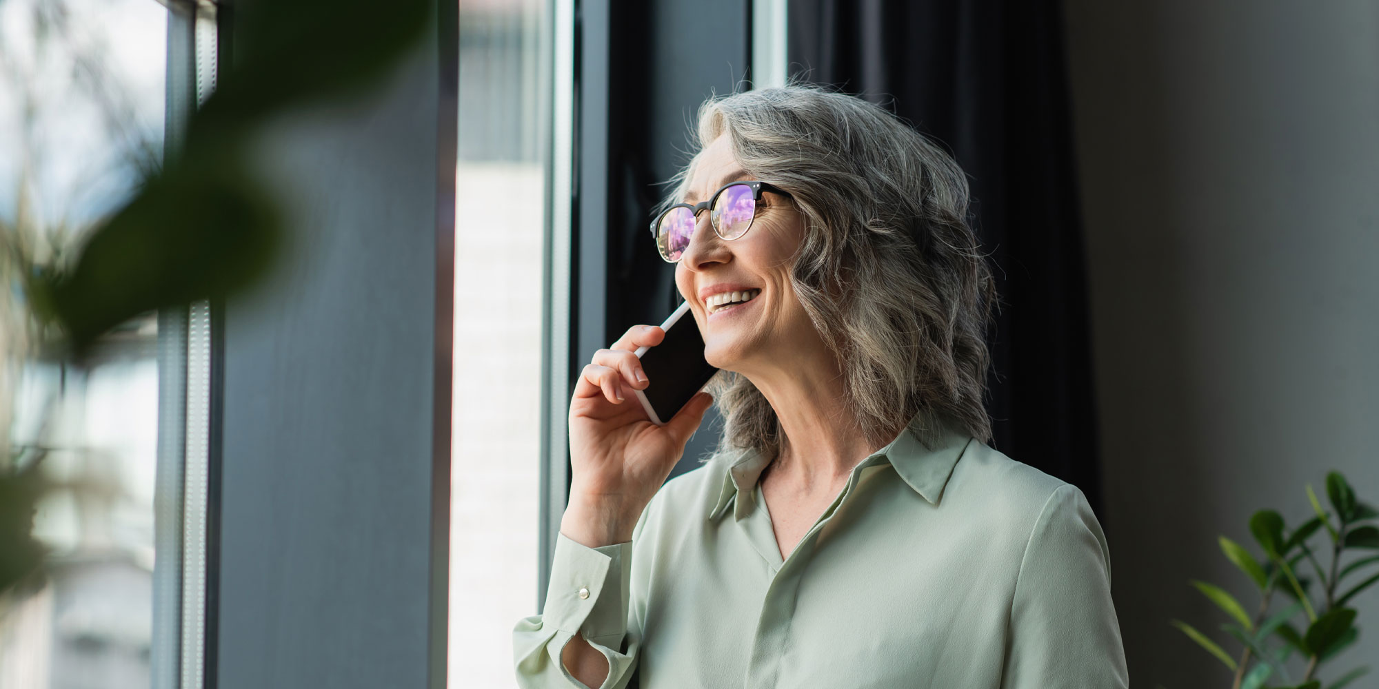dental patient on phone booking appt
